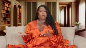 Vestido mini de satén con volantes de Akira Ariana usado por (Lateshia Pearson) visto en Belle Collective (S08E01)