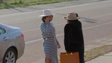 Vestido midi con jersey de rayas de Anrabess usado por (Aikisha Holly-Colon) visto en Belle Collective (S08E01)