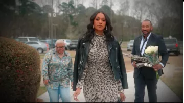 Ulla Johnson Ida Frunzed vestido midi de cuello alto estampado de jersey elástico y con volantes, usado por (Latrice Rogers) como se ve en Belle Collective (S08E02)