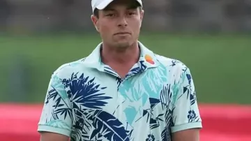Camiseta del Campeonato Viktor Hovland Travelers 2026 de Viktor Hovland en Scottie Scheffler, Viktor Hovland (-21) jugará en el playoff para decidir el Campeonato Travelers 2026