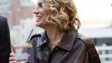 Chaqueta bomber de cuero en la ciudad que lleva (Lindsay Hubbard Truax) como se ve en En la ciudad