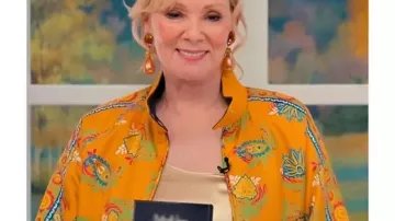 Chaqueta reversible naranja Hacks llevada por Deborah Vance (Jean Smart) como se ve en Hacks (T02)