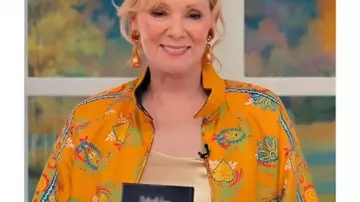 Veste réversible orange Hacks portée par Deborah Vance (Jean Smart) telle que vue dans Hacks (S02)