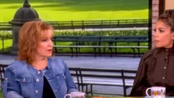 Chaqueta vaquera de L'agence Anouk con botones delante llevada por Joy Behar vista en The View el 25 de junio de 2026