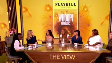 Stella McCartney Camiseta polo con tapetas abotonadas llevada por Sara Haines vista en The View el 25 de junio de 2026