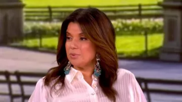 Un top de rayas de satén Georgia Cinq a sept llevado por Ana Navarro, tal como se ve en The View el 26 de junio de 2026