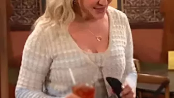 Los jóvenes y los inquietos 2026 Sharon Newman tejió un cardigán