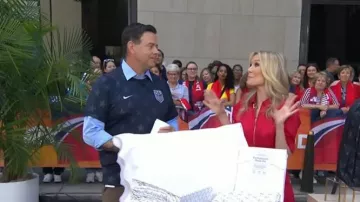 WeWoreWhat Cinturón de mono que lleva Chassie Post visto en Today el 25 de junio de 2026