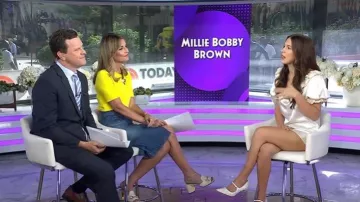 Vestido de noche de capas de encaje que lleva Millie Bobby Brown y lo hizo en hoy, 25 de junio de 2026