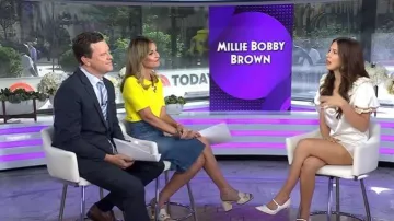 Manolo Blahnik Aleka Zapatos de tira con patrón geométrico que lleva Millie Bobby Brown visto en Today el 25 de junio de 2026