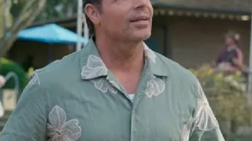 Un castillo propio Camisa verde floral de Brennan Elliott