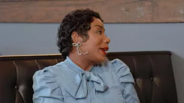 Pendientes de lazo Sphera Milano CZ Drop usados por Latrice Rogers tal como se ve en Belle Collective (S08E02)