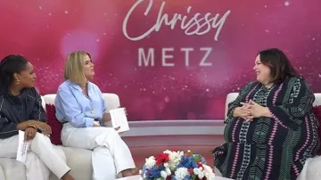 Vestido gráfico de rayas 3/4 de manga Ulla Popken llevado por Chrissy Metz, visto en Today with Jenna & Sheinelle el 26 de junio de 2026