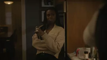 Gente Libre Somos The Free Lil Lad Cardi llevado por Kiesha Williams (Birgundi Baker) como se ve en The Chi (S08E05)
