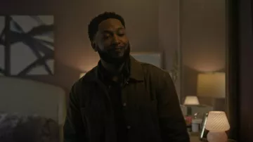 Chaqueta de Marco usada por Emmett Washington (Jacob Latimore) como se ve en The Chi (S08E05)