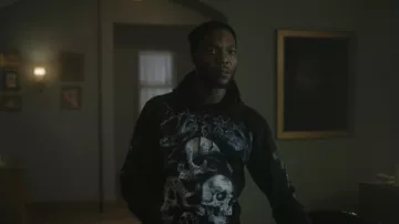 Sudadera negra Zumiez Vitriol Serpents Reign que lleva Reg (Barton Fitzpatrick) como se ve en The Chi (S08E05)