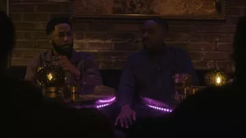 Camisa de algodón de cuadros Aston Painted Purple Label llevada por Shaad (Jason Weaver) como se ve en The Chi (S08E05)