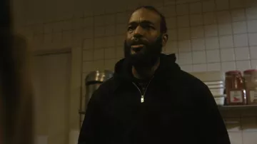 Representan la chaqueta frontal con cuello de corte y cremallera que lleva Victor 'Trig' Taylor (Luke James) como se ve en The Chi (S08E05)