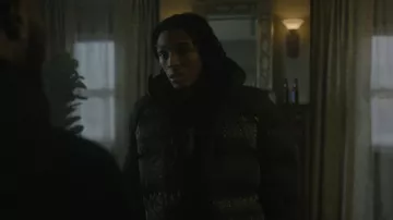 La chaqueta Kanaga de The North Face que lleva Jake Taylor (Michael Epps) como se ve en The Chi (S08E05)