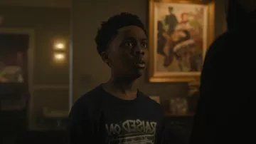 Monsterry criado en la camiseta de rap grafitiada de hip hop clásico que lleva Devante (Anthony B. Jenkins) tal y como se ve en The Chi (S08E05)