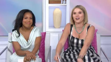 Camiseta de satén de cuello tipo cuello Ann Taylor llevada por Sheinelle Jones, vista en Today el 29 de junio de 2026