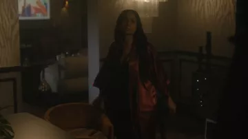 Maydn Beauty Satin Robe Burgundy Babe llevada por Tiffany (Hannaha Hall) vista en The Chi (S08E05)