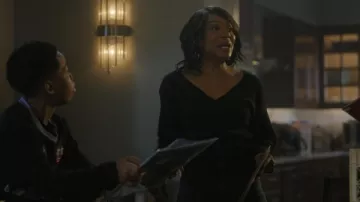 Suéter de punto negro sintético Lulus Sweet and Sophisticated llevado por Riley Dalton (Wendy Raquel Robinson) como se ve en The Chi (S08E05)