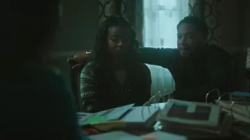 Cárdigan Fair Isle de Aligne Federika llevado por Kiesha Williams (Birgundi Baker) tal como se ve en The Chi (S08E06)