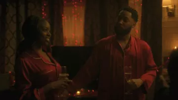 Set de pijama de seda de satén lavable de Neiman Marcus para el peinado de cabecera usado por Kiesha Williams (Birgundi Baker) como se ve en The Chi (S08E06)