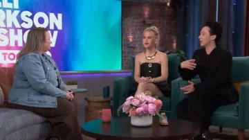 Autorretrato falda burbuja con cinturón de tafetán llevada por Tara Lipinski, vista en The Kelly Clarkson Show el 24 de junio de 2026
