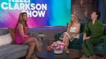 Vestido mini de algodón elástico de escote en pico de Rachel Feinstein Rachel Feinstein llevado por Rachel Feinstein, visto en The Kelly Clarkson Show el 29 de junio de 2026