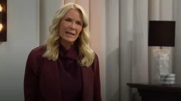Top de cuello tipo capuchón drapeado de satén de Vince llevado por Brooke Logan (Katherine Kelly Lang) como se ve en The Bold and the Beautiful (S39E200)