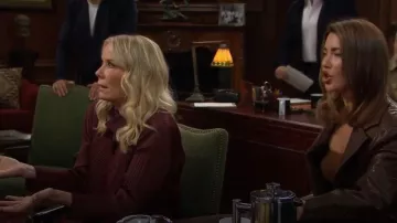 Chaqueta Plisse Drape Duster de Plissé Plises de Plisses, Pliss, Plisé Bleats Jacket llevada por Brooke Logan (Katherine Kelly Lang), como se ve en The Bold and the Beautiful (S39E200)