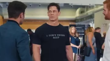 No confío en la camiseta de sopa que lleva (John Cena) en Ricky Stanicky