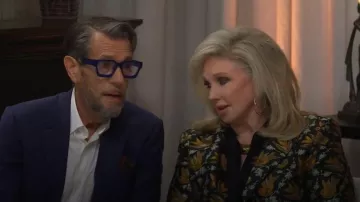 Blusa de seda con estampado de pájaros Etro que lleva Dottie (Morgan Fairchild) como se ve en The Bold and the Beautiful (S39E200)