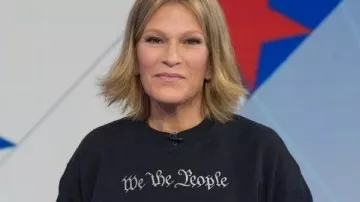 Good Morning America Tory Johnson Suadera negra con gráficos que lleva Self (Tory Johnson) tal como se ve en Good Morning America