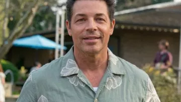 Brennan Elliott Un castillo de nuestra propia camisa floral (Brennan Elliott) visto en Un castillo propio