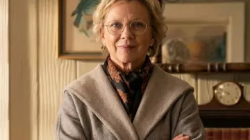 Cardigan con capucha bicolor Beulah Jackson de Dutton Ranch llevado por Beulah Jackson (Annette Bening) tal como se ve en Dutton Ranch (S01)