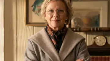 Cardigan con capucha bicolor Beulah Jackson de Dutton Ranch llevado por Beulah Jackson (Annette Bening) tal como se ve en Dutton Ranch (S01)