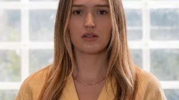 Camisa de lino marrón Maddison en casa y fuera vista en Home and Away