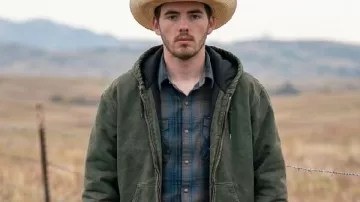 Sudadera verde Finn Little de Dutton Ranch S01 llevada por Carter (Finn Little) tal como se ve en Dutton Ranch (S01)
