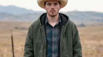 Sudadera verde Finn Little de Dutton Ranch S01 llevada por Carter (Finn Little) tal como se ve en Dutton Ranch (S01)