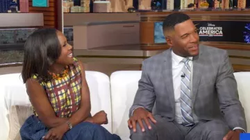 Falda cruzada de vaqueros plisados Sacai llevada por Deborah Roberts, vista en Good Morning America el 30 de junio de 2026
