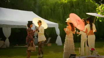 Cuñas de lazos de charol Christian Dior con arco y alpargatas que lleva Kimi Murdoch, tal como se ve en Ladies of London (S04E06)