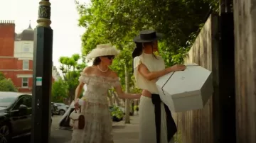 Bolso de Aspinal de Londres con asa superior de rafia. llevada por Myka Meier como se ve en Ladies of London (S04E06)