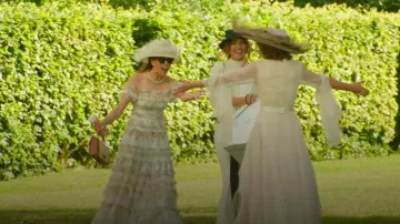 Agujas e hilo Vestido floral blanco con volantes descubiertos que lleva Myka Meier tal y como se ve en Ladies of London (S04E06)