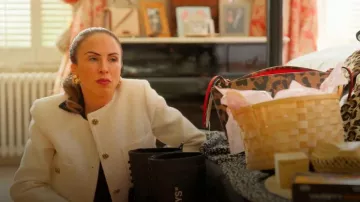 Chaqueta blanca sin cuello corto Ba&sh llevada por Myka Meier vista en Ladies of London (S04E06)