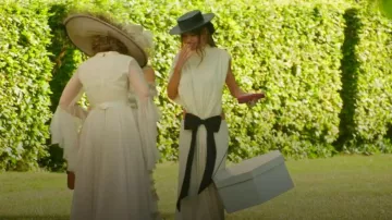Vestido largo Helsa con llazo blanco/negro que lleva la señorita Beqiri visto en Ladies of London (S04E06)