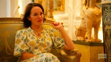Collar de perlas joyas con logo CC de Chanel Dorado que lleva Kimi Murdoch, visto en Ladies of London (S04E07)