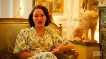 Mini vestido de estampado floral de Paul & Joe llevado por Kimi Murdoch, visto en Ladies of London (S04E07)